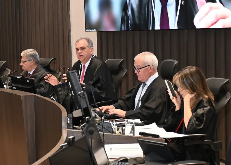 Maringá 98 FM — O Órgão Especial do Tribunal de Justiça da Paraíba (TJPB) decidiu, por maioria de votos, nesta quarta-feira (28), indeferir medida cautelar que pretendia suspender os efeitos da Lei Estadual nº 14.466, de 15 de maio de 2026. A norma assegura gratuidade no transporte coletivo intermunicipal rodoviário convencional, metropolitano e ferroviário para pessoas com Transtorno do Espectro Autista (TEA) e um acompanhante, quando houver necessidade de deslocamento para outro município para consultas, exames, tratamentos e atividades terapêuticas. A decisão foi proferida nos autos da Ação Direta de Inconstitucionalidade nº 0813842-15.2026.8.15.0000, ajuizada pelo Sindicato das Empresas de Transportes de Passageiros no Estado da [&hellip;]