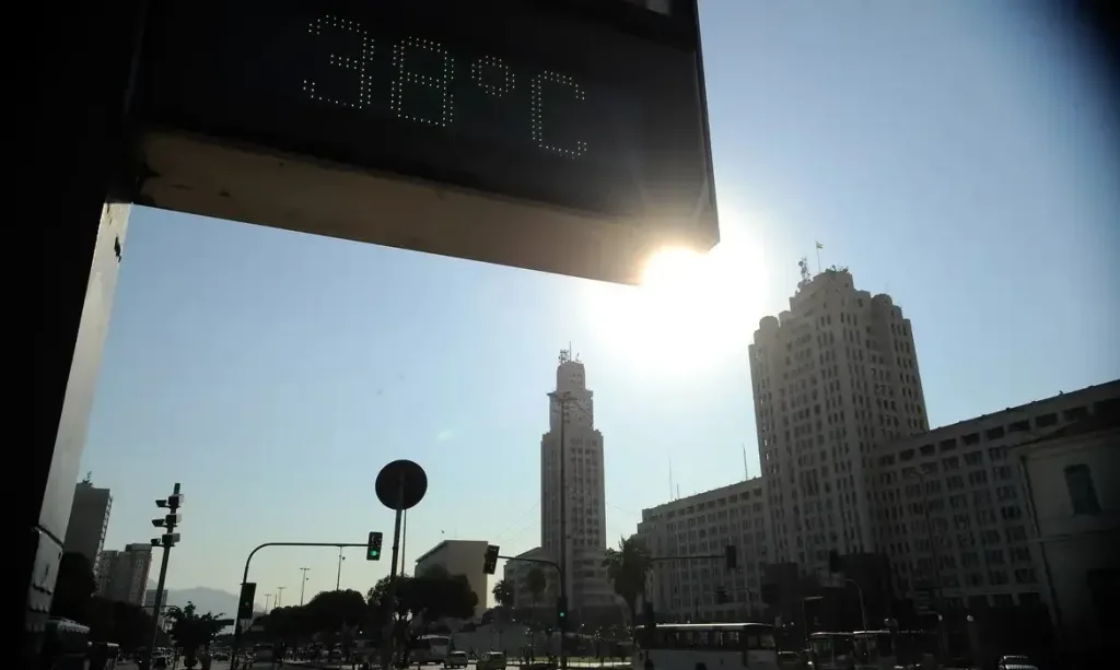Maringá 98 FM — O Instituto Nacional de Meteorologia (Inmet) informou, nesta segunda-feira (26), que 109 municípios paraibanos estão sob alerta de baixa umidade. De acordo com o Inmet, o alerta é válido das 10h às 17h desta segunda. A umidade relativa do ar nos municípios sob aviso deve variar entre 30% e 20%. O alerta menciona que há risco baixo risco de incêndios florestais e à saúde humana e animal. O Inmet informou que moradores dos locais devem beber bastante líquido, evitar desgaste físico nas horas mais secas e evitar exposição ao sol nas horas mais quentes do dia. Confira abaixo a lista de [&hellip;]