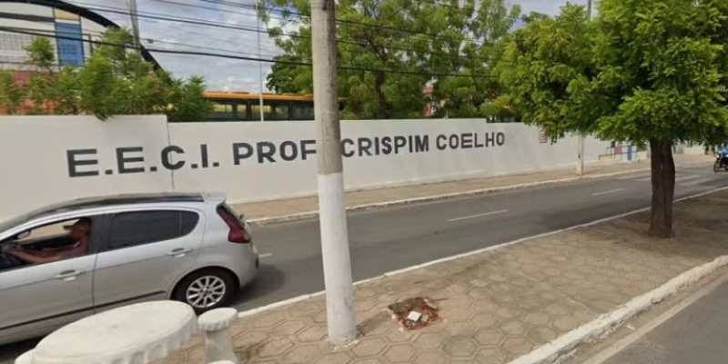 Maringá 98 FM — Um adolescente de 16 anos foi apreendido suspeito de crime eleitoral na manhã deste domingo (25) na Escola Crispim Coelho, em Cajazeiras, no Sertão da Paraíba. Segundo a Polícia Militar, o eleitor foi flagrado com celular registrando o voto. De acordo com o Tenente Coronel Eugênio, subcomandante do 6º Batalhão, o adolescente fez uma foto do voto com o aparelho celular. O equipamento eletrônico foi apreendido. O eleitor foi apreendido pela Polícia Militar e encaminhado até a Delegacia de Polícia Civil para as providências cabíveis. &nbsp; &nbsp; Fonte: G1