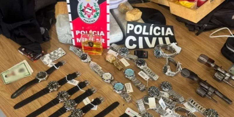 Maringá 98 FM — Quatro pessoas foram detidas nesta quinta-feira (29) durante uma operação da Polícia Militar da Paraíba para investigar um roubo a um estabelecimento comercial em Pombal, no Sertão paraibano. A ação resultou na recuperação de 26 relógios e na apreensão de armas de fogo e outros materiais. De acordo com a PM, equipes do 14º Batalhão identificaram os suspeitos com o auxílio de imagens de câmeras de segurança e realizaram buscas em municípios da região. Dois homens apontados como participantes diretos do crime foram localizados em Sousa e Aparecida. Outras duas pessoas também foram detidas, suspeitas de receptação dos produtos roubados. Durante [&hellip;]