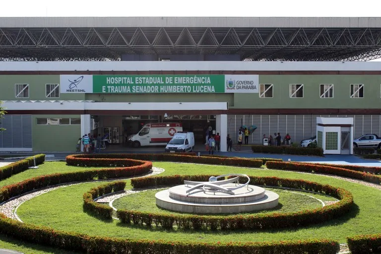 Maringá 98 FM — Um menino de oito anos, vítima de acidente envolvendo seis veículos às margens da PB-024, em Alhandra, segue internada em estado grave no Hospital de Trauma de João Pessoa. A informação foi divulgada pela instituição nesta sexta-feira (30). O acidente aconteceu em Alhandra, na Grande João Pessoa, nesta quinta-feira (29). De acordo com o Corpo de Bombeiros, a fumaça comprometeu a visibilidade dos motoristas e por causa disso, pode ter sido a causadora do acidente. A mãe da criança, uma mulher de 32 anos, que também está internada no Trauma de João Pessoa. Ela passou por procedimentos médicos de emergência e [&hellip;]